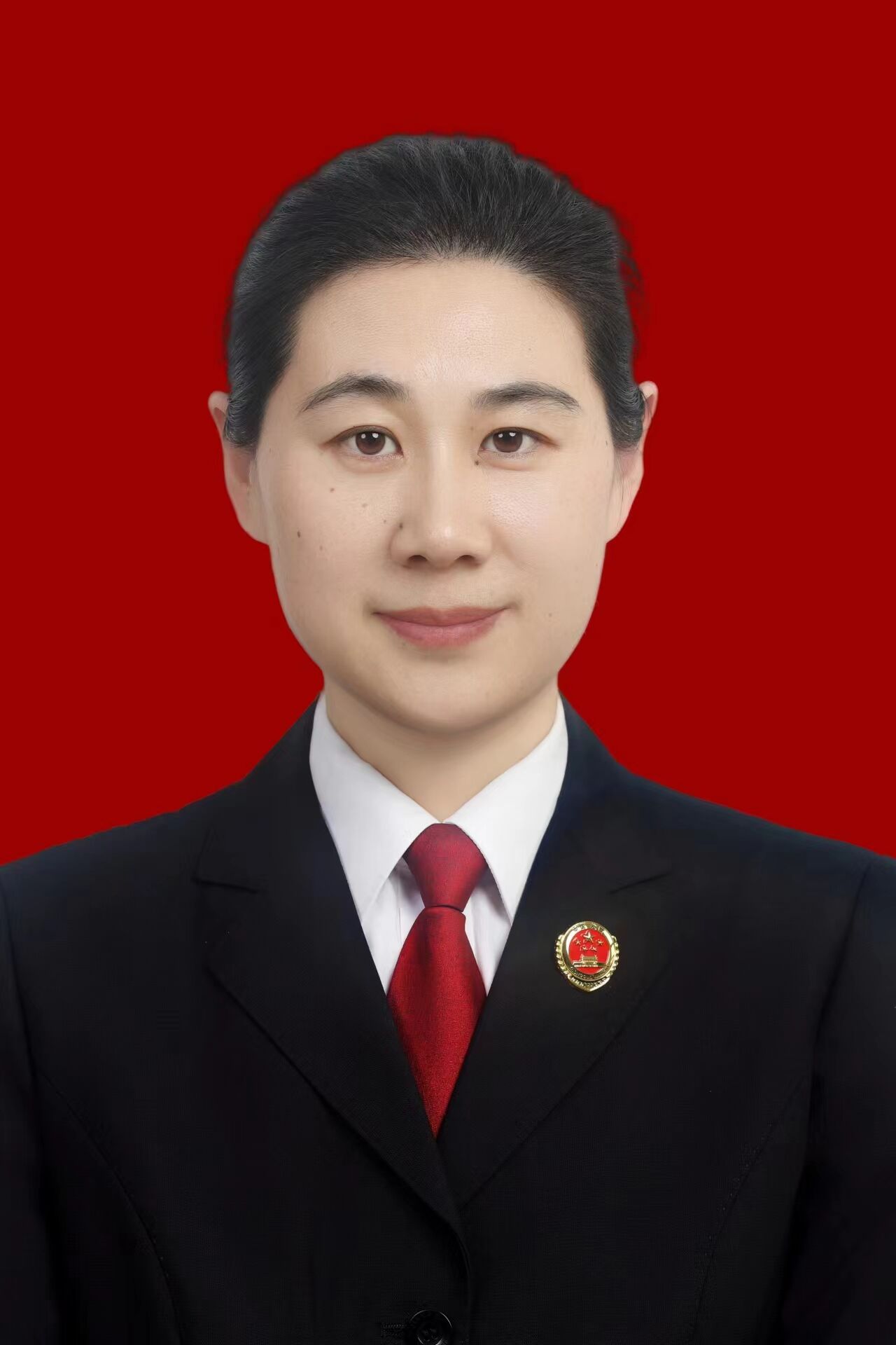 王靜證件照紅底.jpg